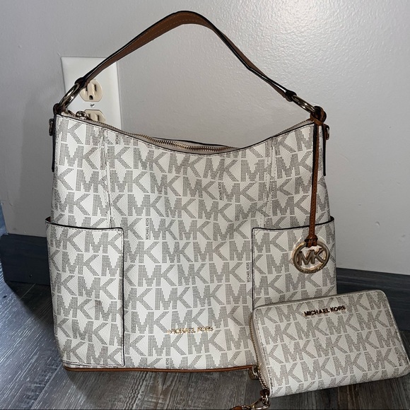 I’m selling a set of a Michael Kors bag and wallet. - Picture 2 of 4